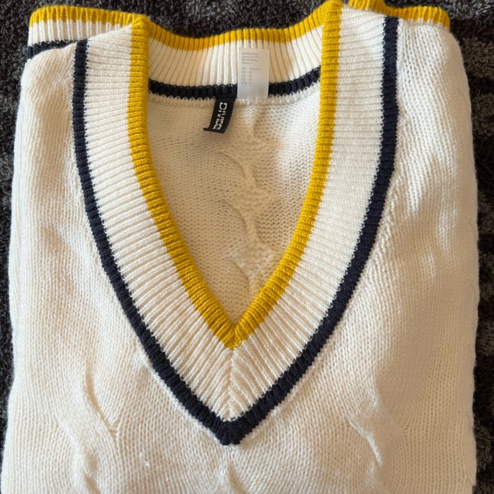 NWOT H&M sweater